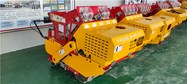 4行自走式大蒜精量播种机